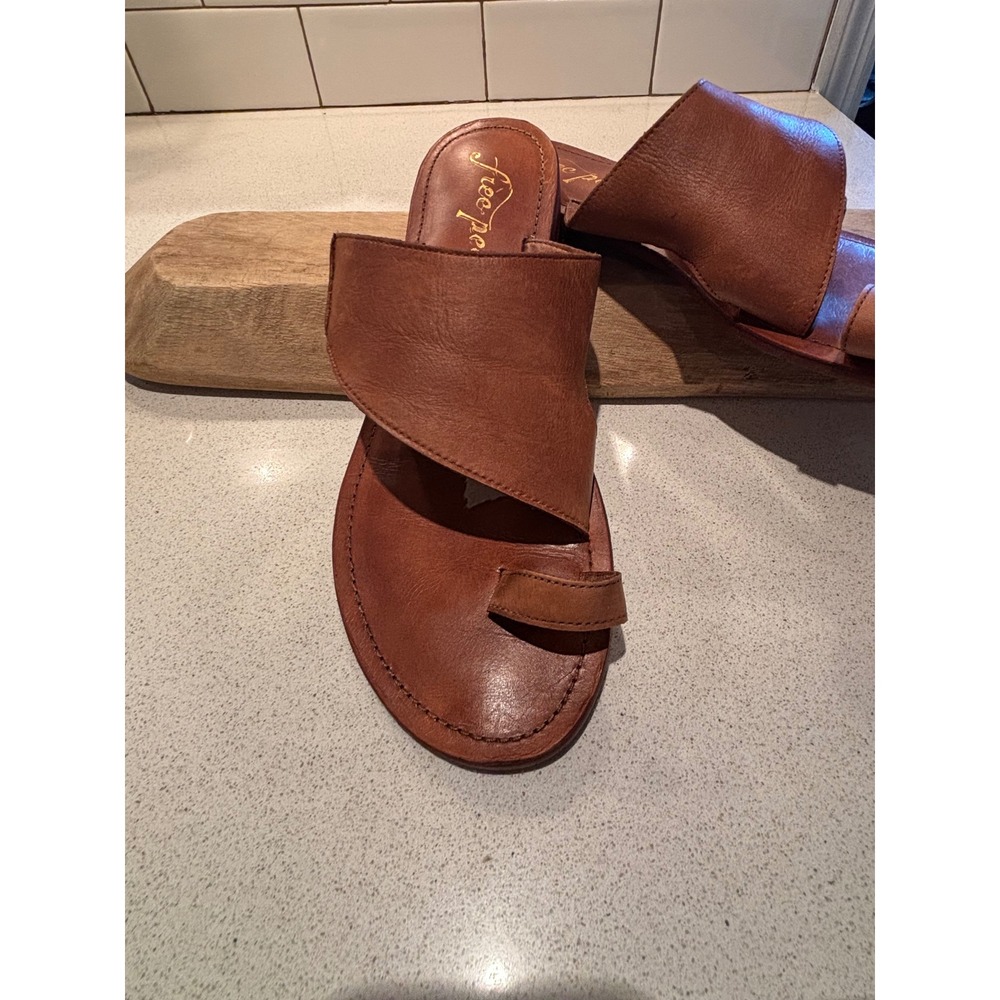 Free People Womens Leather Toe Loop Slide Sandals Brown Tan Flat ~ ~ ~ Size 40 - Picture 8 of 8